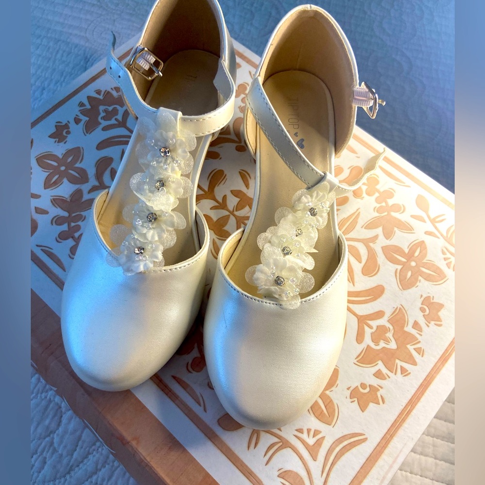 A girls dress shoes in good condition only used one time